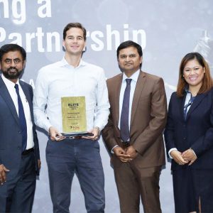 Manlift Qatar celebrates loyalty award by Total